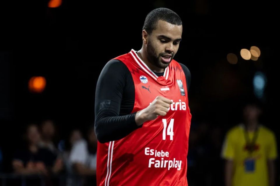 半岛体育-FIBA分享三篮世界杯瞬间：梦碎主场，他的泪水中夹杂着复杂情绪(英译汉在线翻译免费)