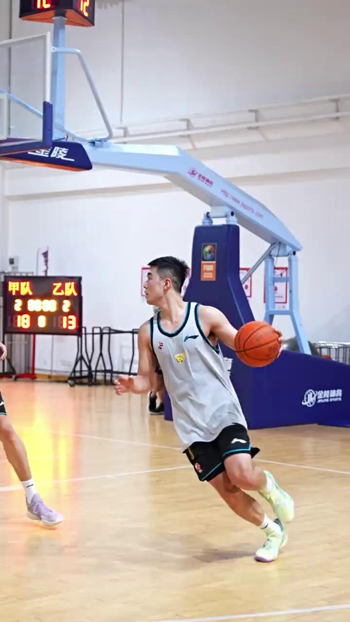 关于强度拉满！广东男篮分享队员全场5v5训练片段的信息