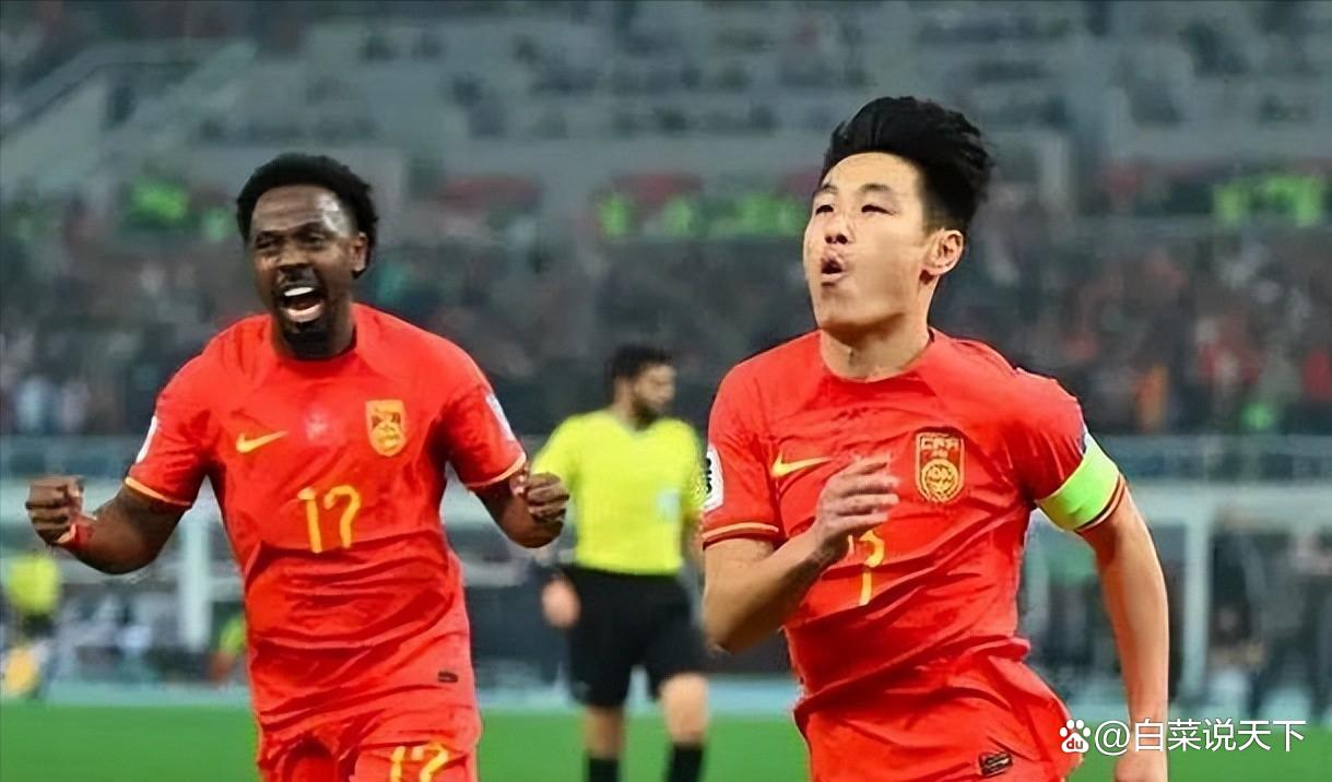 半岛体育-新国足雏形显现：11员虎将就位，张玉宁成为核心，归化球员逐渐让位(老张玉宁个人资料)